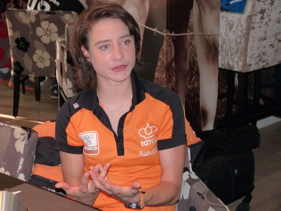 Zware val in de Westhoek houdt Marianne Vos niet van de fiets